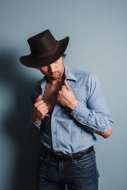 敞开衬衫的性感年轻牛仔图片下载