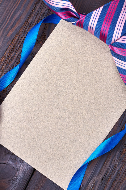 卡片和领带在木头上。图片下载