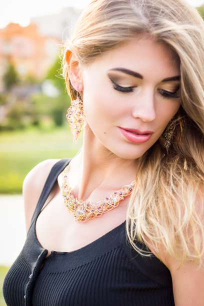 特写的美丽年轻的金发女人在户外。图片下载