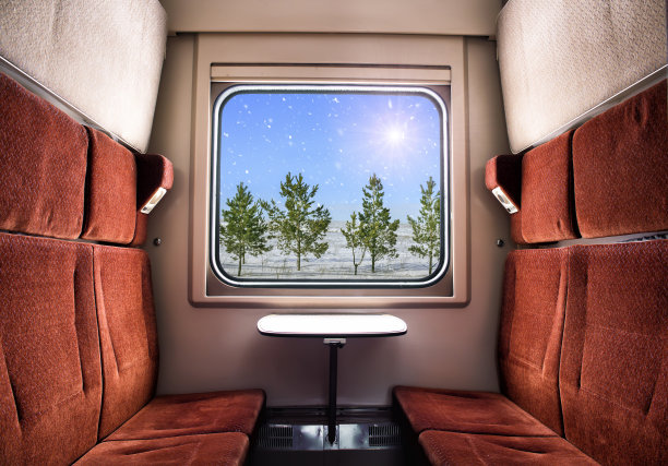 从火车窗口看到的景色。圣诞火车旅行。风景如画的背景。图片下载