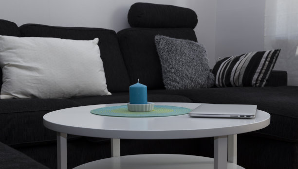 折叠的电脑和蜡烛图片下载