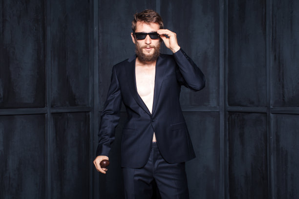 靠墙站着的是那个穿着灰色西装、蓄着胡须的野蛮人图片下载