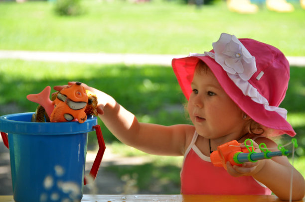 小女孩在嬉水池里钓鱼图片下载