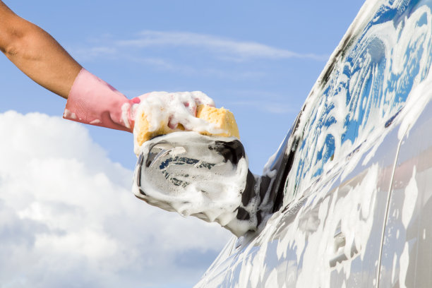 专业的手动洗车。早期的春季大扫除。图片下载