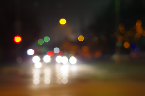 抽象模糊的光点在夜晚的城市街道图片下载
