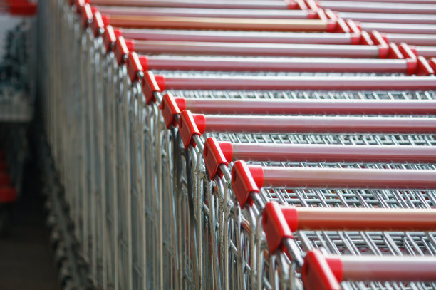 停车场里的购物车图片下载