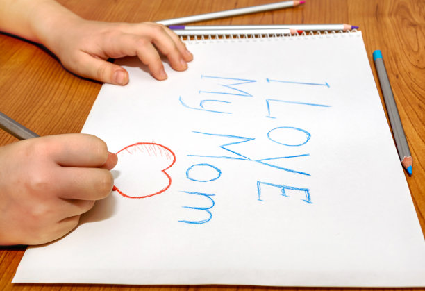 孩子用彩色铅笔画画图片下载