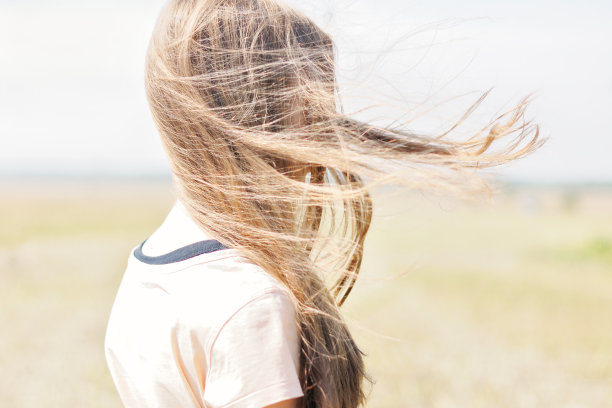 风吹动少女的头发图片下载