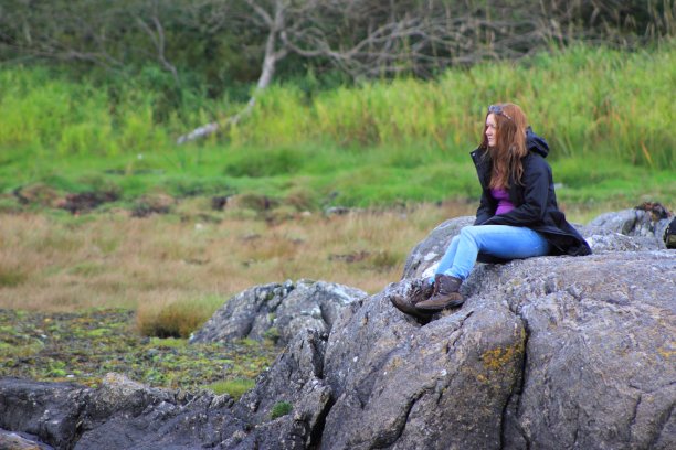 沉思中的女孩望向大海图片下载