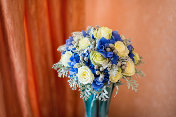 婚礼花束，玫瑰和绣球花图片下载