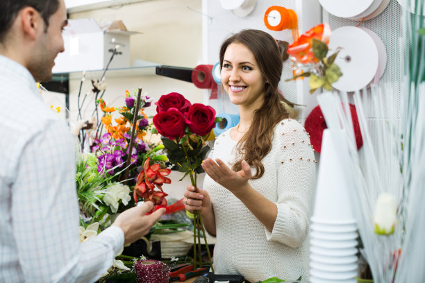 卖主帮忙摘花的男人图片下载