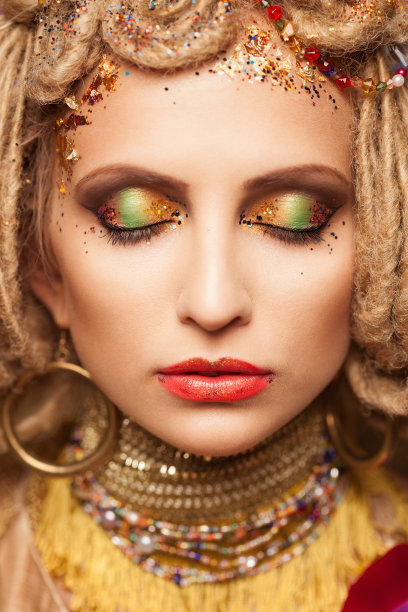 年轻女子，带着时尚妆容，闭着眼睛，棕色皮肤图片下载