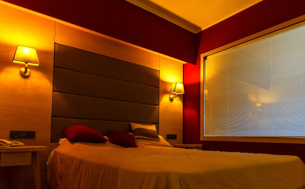 度假村房间的内部有背光灯图片下载