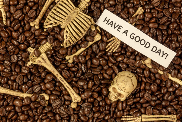 骷髅，在咖啡豆上写着"祝你今天愉快"图片下载