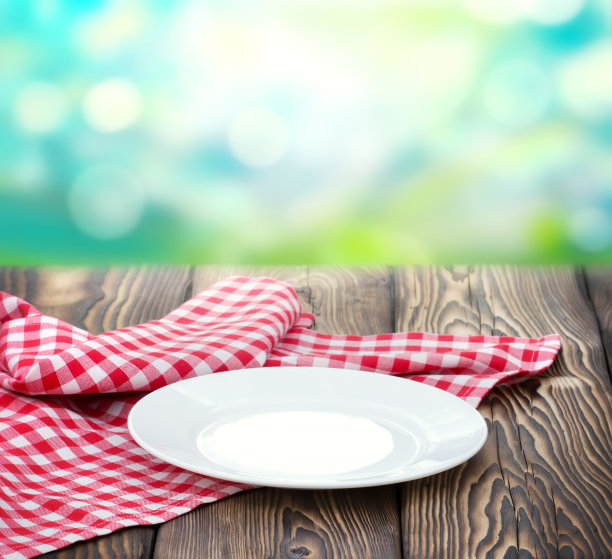 空白的白色板上的木材自然模糊背景。图片下载