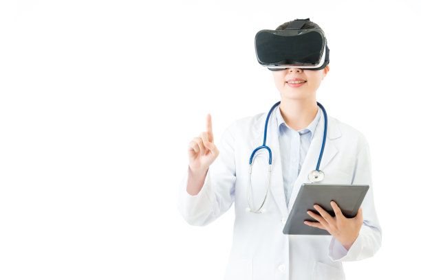 亚洲医生使用数字平板电脑控制VR耳机屏幕图片下载