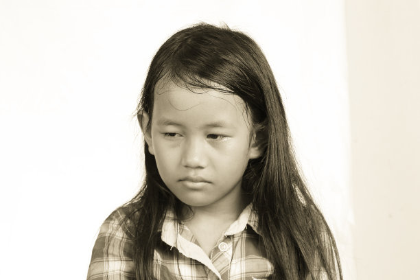 悲伤的小女孩图片下载