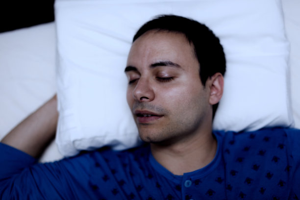 一个正在睡觉的男人的肖像图片下载