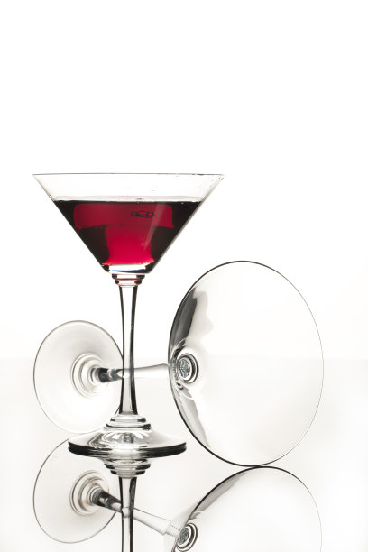 黑玻璃工作室背景上的葡萄酒杯图片下载