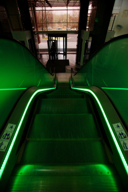 在一个美丽的建筑里有绿色照明的自动扶梯图片下载