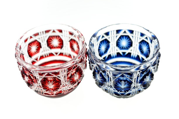 白色背景上的一对日本清酒图片下载