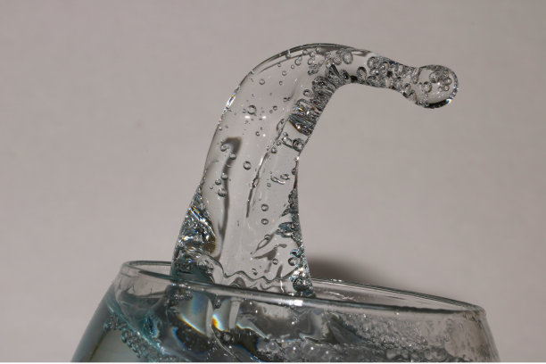 水滴的雕塑图片下载