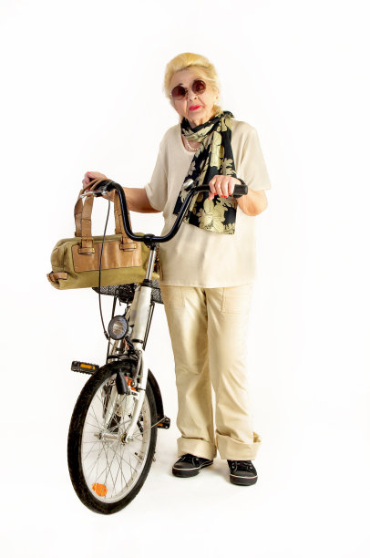 骑自行车的老妇人图片下载