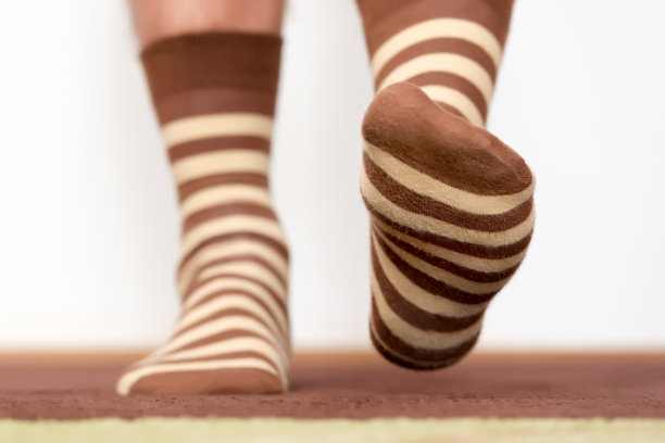 男脚在家里感觉很舒服。图片下载