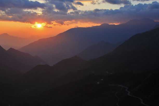 日落后的山，沙巴越南图片下载