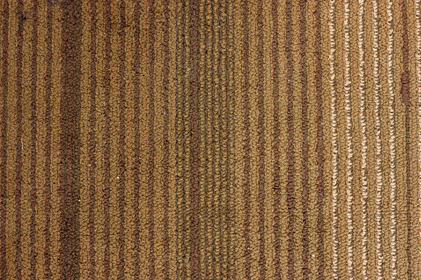 表面铺着地毯，浅棕色图片下载
