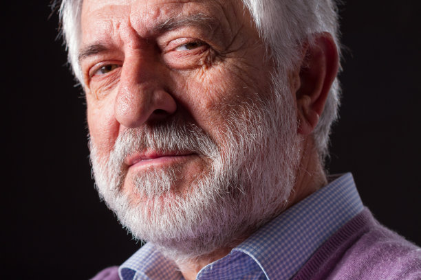 白胡子老人的特写图片下载