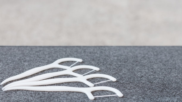 口腔器械:白色牙线在织物背景上图片下载