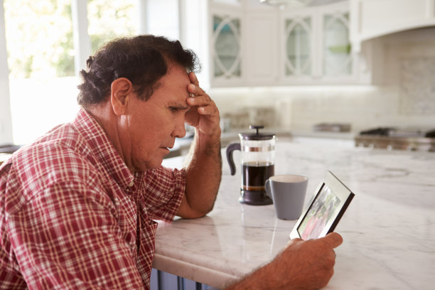 西班牙裔老人在家看老照片图片下载