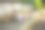 年轻的运动女性在公园里做俯卧撑。图片下载
