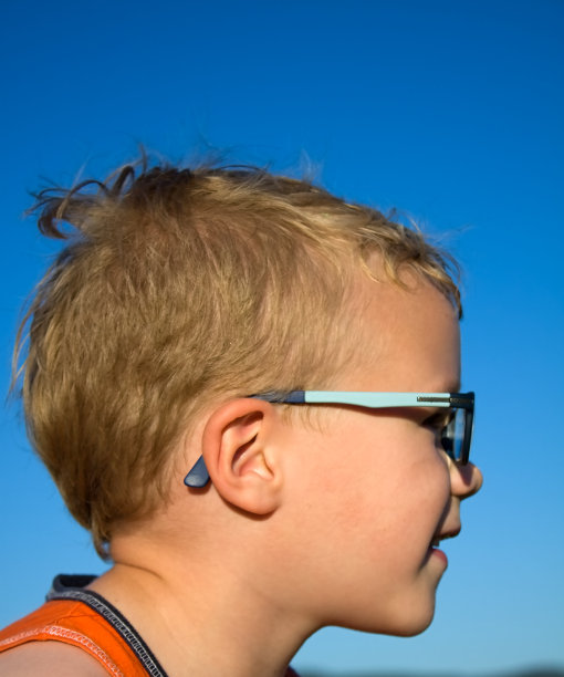 金发男孩图片下载