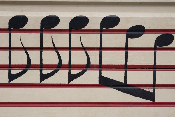 车库门上的音符。图片下载