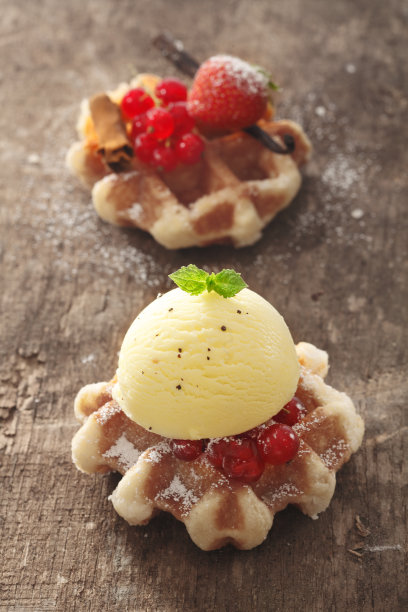 华夫饼配红醋栗和冰淇淋图片下载