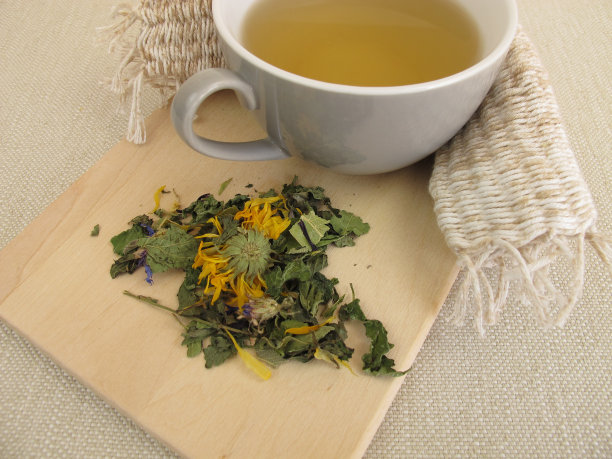 金盏花和矢车菊的草药茶图片下载