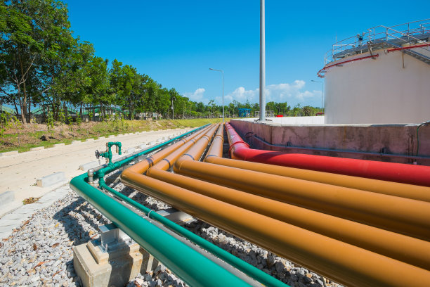 燃油储存区许多系统的管道图片下载
