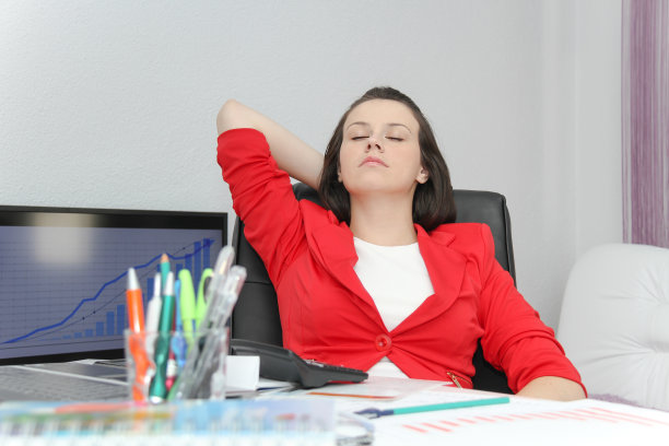 美丽的商业女性一边做梦一边在电脑上工作图片下载