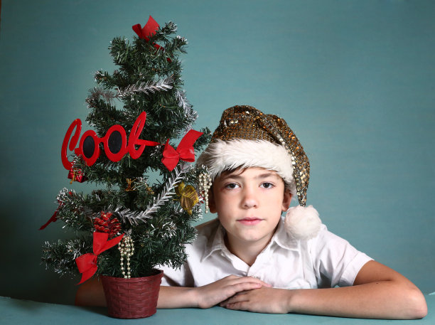 英俊的男孩用遥控器玩玩具图片下载