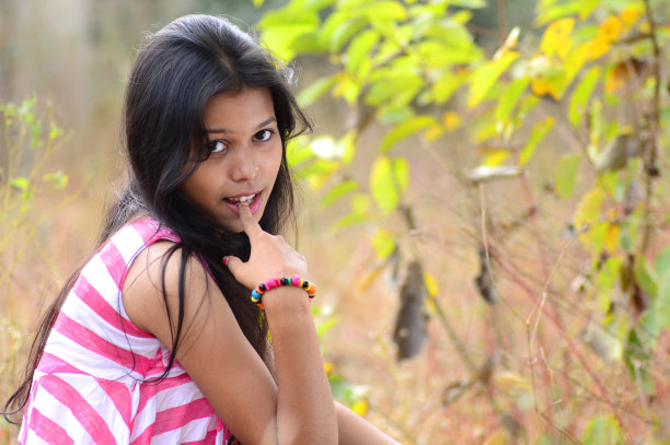 特写的美丽少女与表情。图片下载