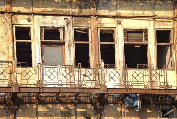 印度孟买破旧的住宅建筑外观图片下载