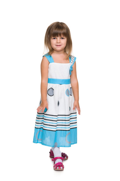 小女孩靠着白色的衣服站着图片下载