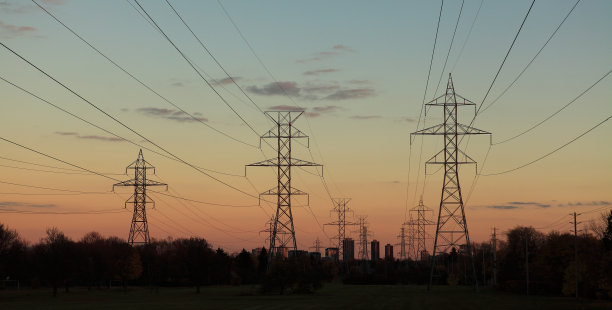黄昏时的输电线图片下载