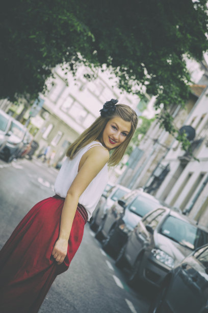 年轻时尚的女人在街上摆姿势。图片下载