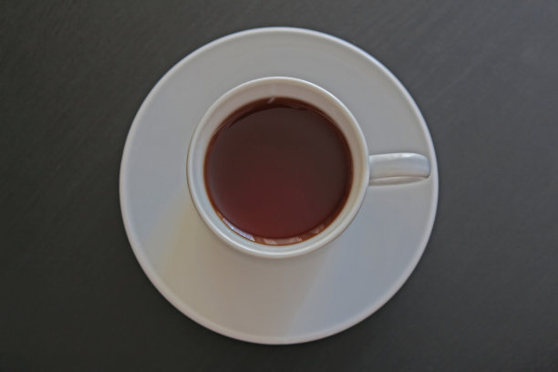 灰色背景上的一杯红茶图片下载