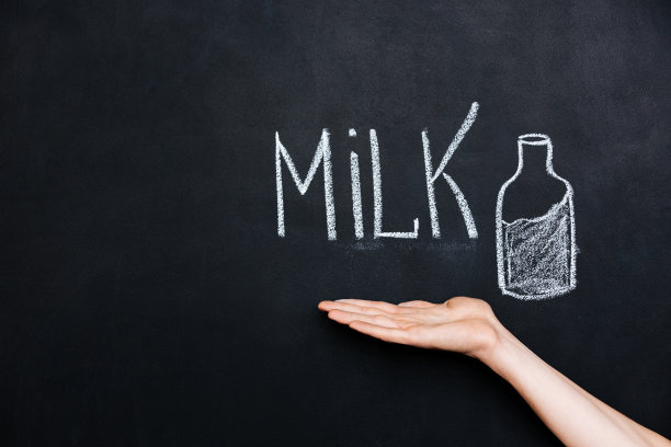 在黑板上画牛奶的手图片下载