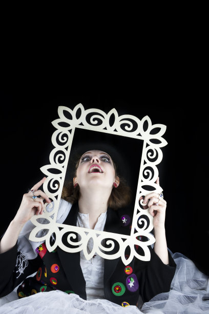 一个女人从相框里走出来图片下载