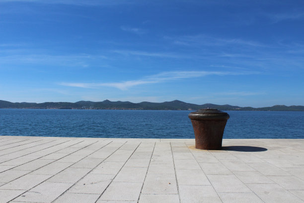 生锈的系泊缆桩图片下载